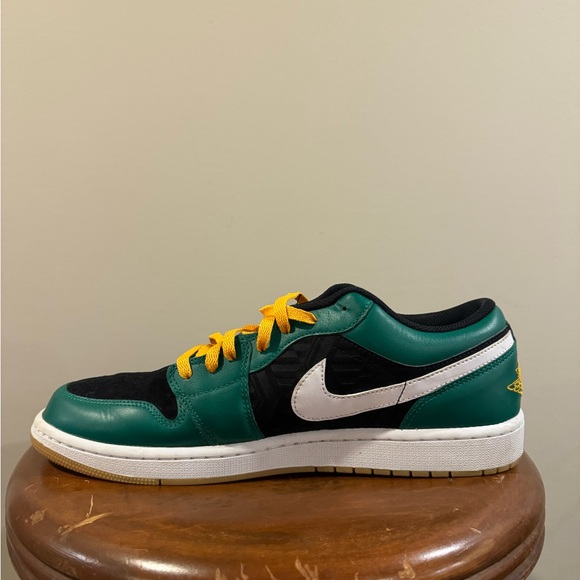 AIR JORDAN 1 LOW SE
"HOLIDAY SPECIAL - MALACHITE GREEN" - Picture 10 of 14